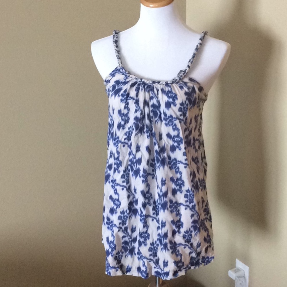 Beautiful blue and white floral Gap tank